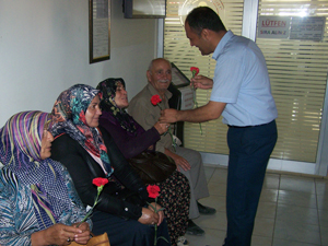Başkan ve zabıta karanfil dağıttı
