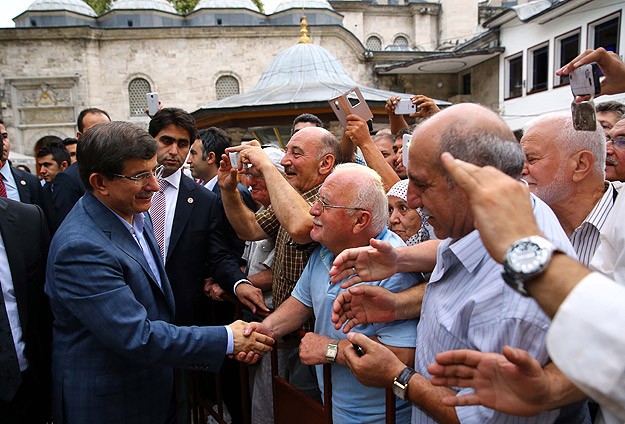 Davutoğlu sabah namazında vatandaşlarla buluştu