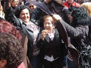 CHPli kadınlar çarşaf yırttı!