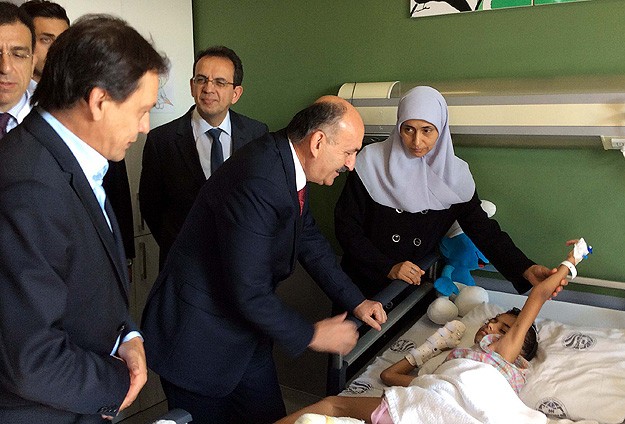 Müezzinoğlu Filistinli hastaları ziyaret etti