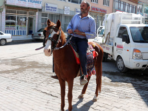 Ata binerek akaryakıt fiyatlarını protesto etti