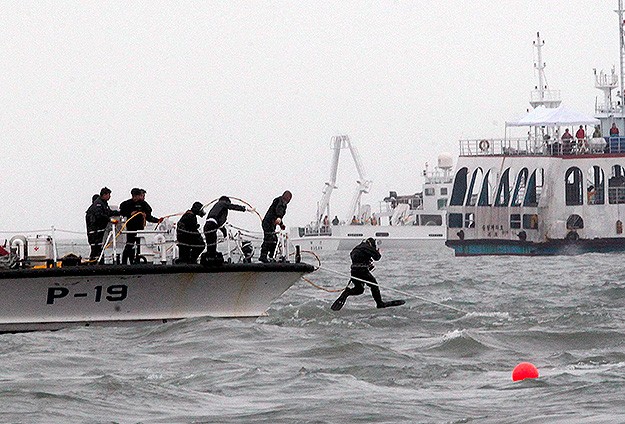 Feribot battı: 29 kişi kayıp