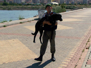 Ayağı kırık sokak köpeğine jandarma sahip çıktı
