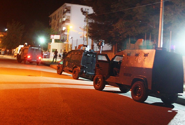 Siirtte polis lojmanlarına saldırı