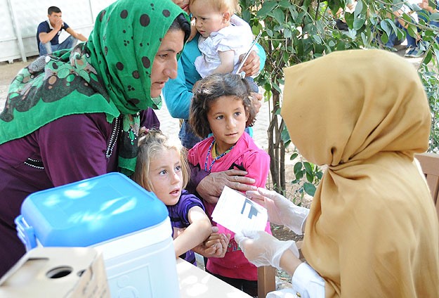 Suriyeli Kürtlerin çocukları sağlık kontrolünden geçiriliyor