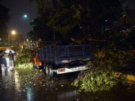 İstanbulda şiddetli yağış ve fırtına etkili oldu