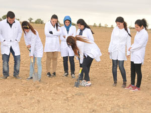 Selçuk Ziraat’ten arazide uygulamalı eğitim