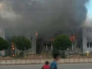 Belediye binasını yağmalayıp ateşe verdiler