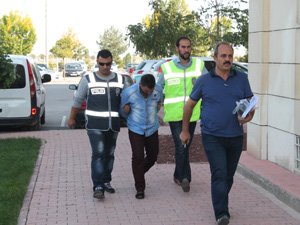 Kendini polis olarak tanıtıp altınları götürdü