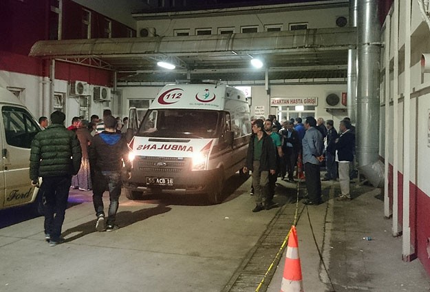 Minibüs uçuruma yuvarlandı: 10 yaralı