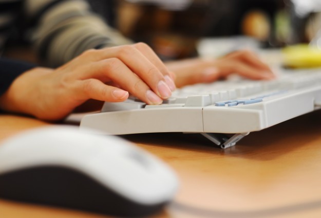 İnternet kullanıcıları online alışveriş yapıyor