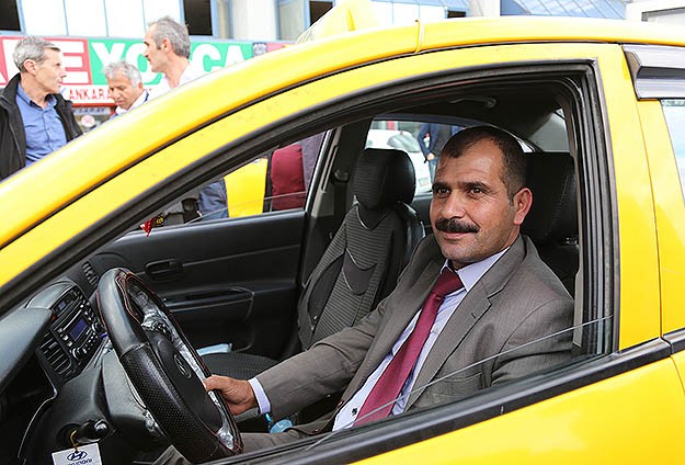 100 bin lirayı iade eden taksiciye ödül