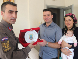 Beyşehir jandarmasından baba olan gaziye ziyaret