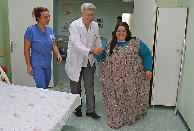 300 kiloluk genç kız yürümeye başladı