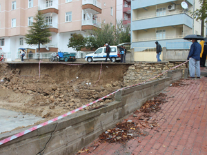 Beyşehir’de yağmur sonrası istinat duvarı çöktü
