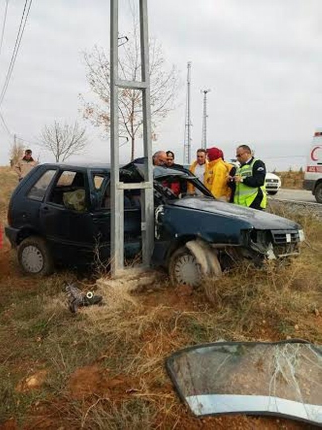Otomobil elektrik direğine çarptı: 1 ölü