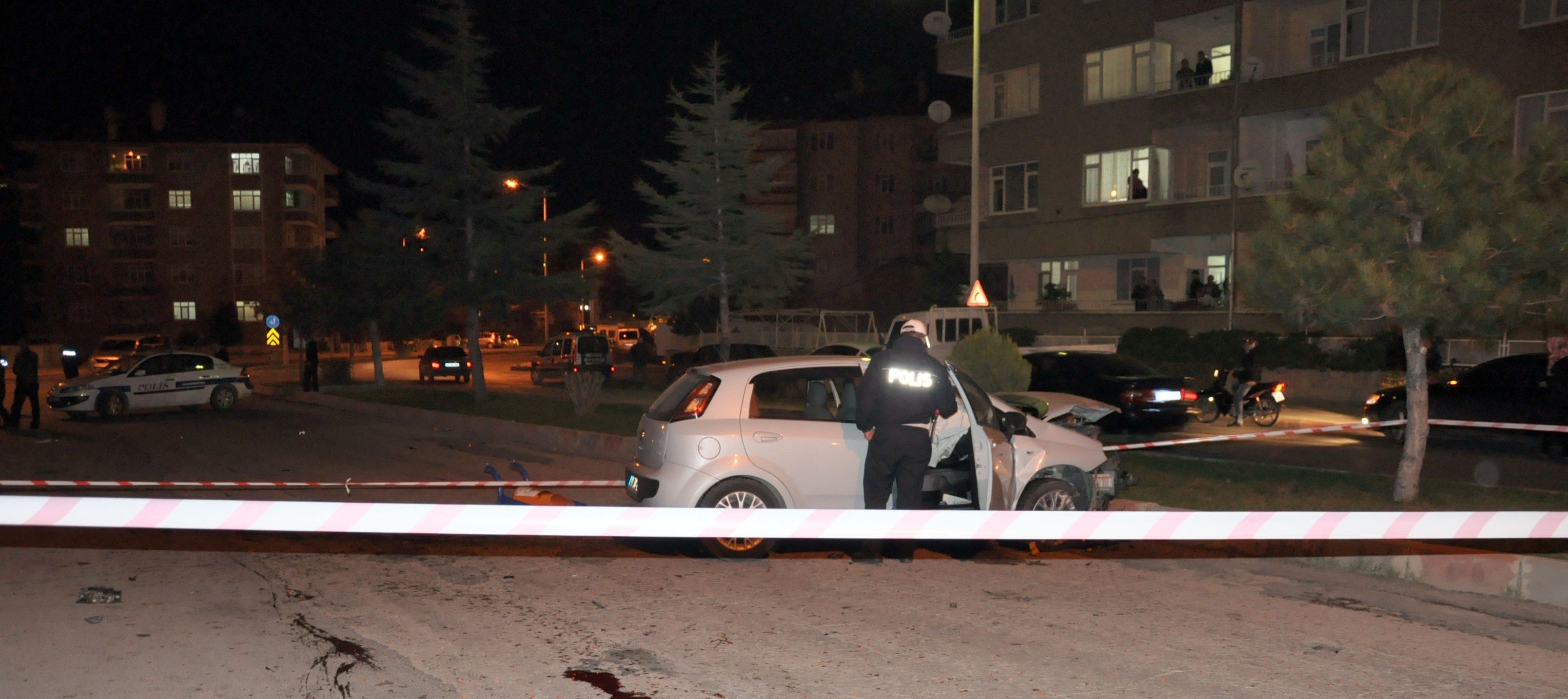 Otomobil durakta bekleyen çifte çarptı: 1 ölü 1 yaralı