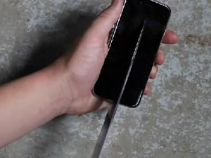 iPhone 6ya bıçaklı çekiçli test