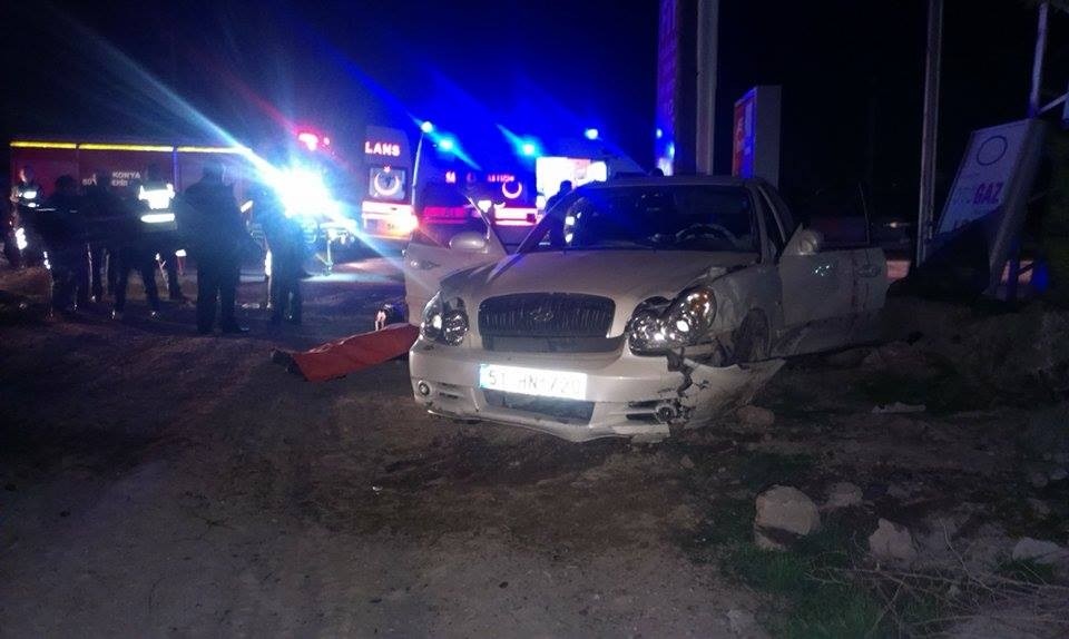 Otomobil tabelaya ve direğe çarptı: 1 ölü