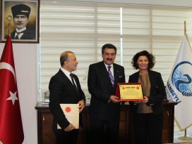 Başkent platformundan Başkan Kale’ye plaket