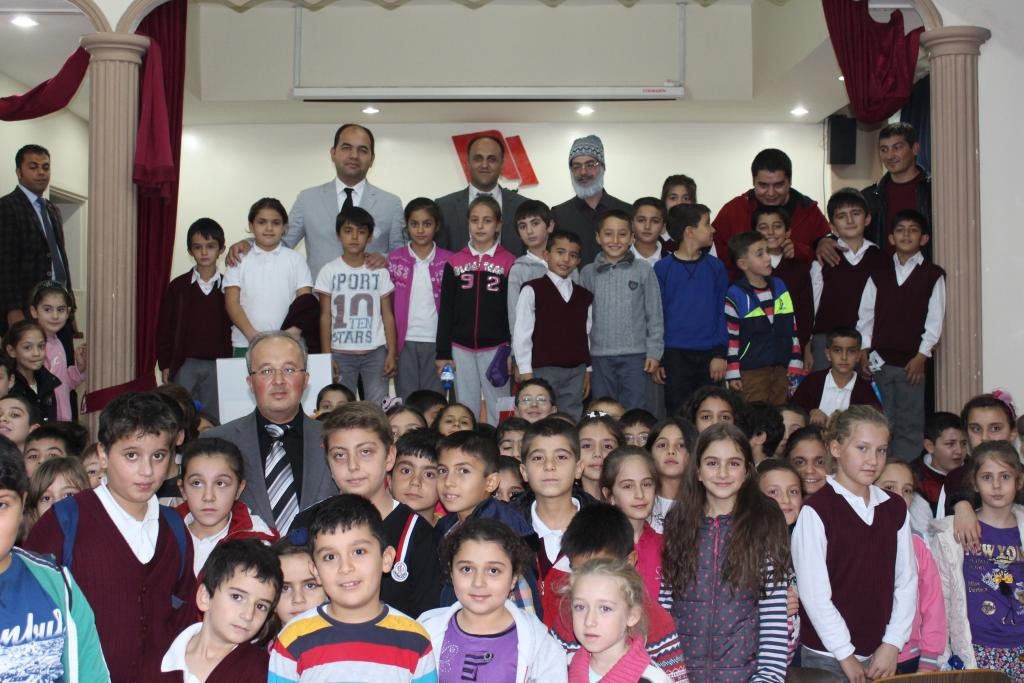 Başkan Özaltun çocuklarla tiyatro izledi
