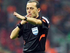 İngilterede Cüneyt Çakıra küfür şoku!