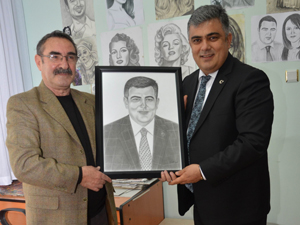 Ressam Öztürk’ten Başkan Özgüven’e sürpriz hediye