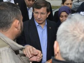 Bir anda Davutoğlunun yolunu kestiler