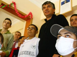 Kanserli çoçukları mutlu ettiler!
