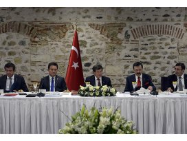 Davutoğlu Türkiye B20 temsilcileriyle bir arada