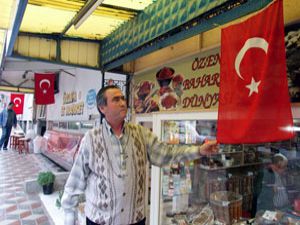 Altınekinli esnafa Türk bayrağı
