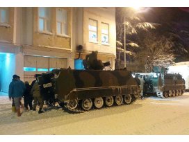 Zırhlı araçlarla kurtarıldılar