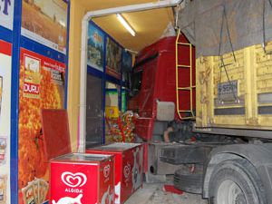 Tır markete girdi!