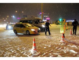 Kar ve tipi bazı yolları kapattı