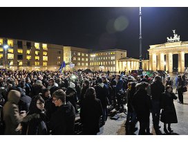 Paris saldırısı birçok yerde protesto edildi