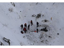 Çığ altında kalan 2 işçi hala aranıyor