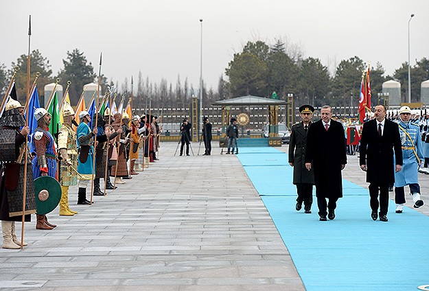 Aliyev resmi törenle karşılandı