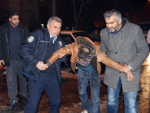 Polisten kaçtı, otomobilin altında yakalandı