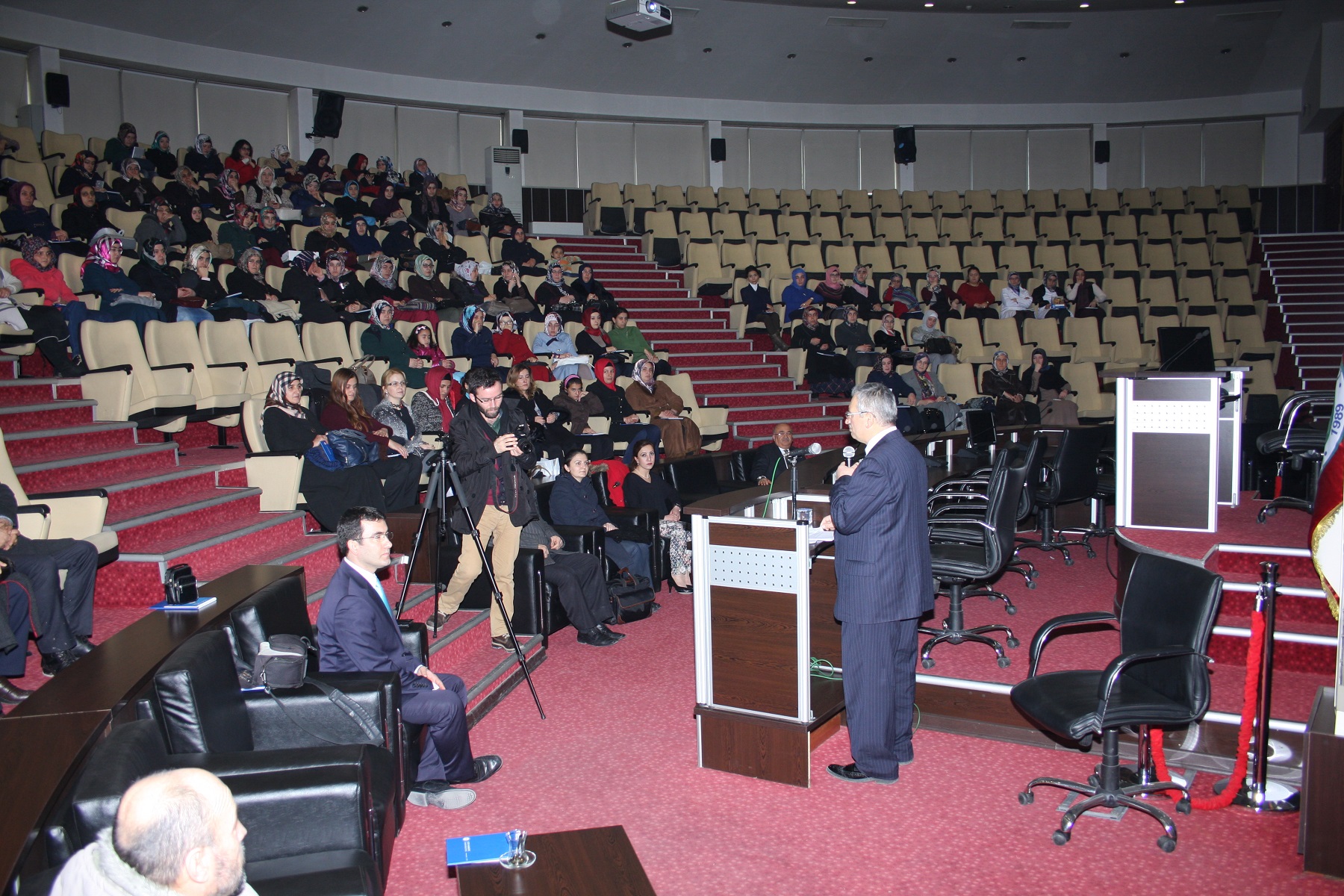 Karatayda İslamda Kadın ve Şiddet konferansı