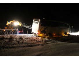 Şarampoldeki otobüs vinçle kurtarıldı