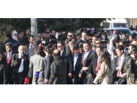 Başbakan Davutoğlu el öpüp simit dağıttı