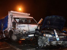 Freni patlayan kamyon 9 araca çarparak durabildi