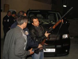 Hırsızları tüfekle kovaladı