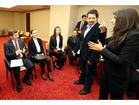Başbakan Davutoğlu işaret dili dersine katıldı
