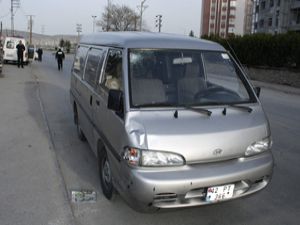 Minibüs bisikletliyi ezdi