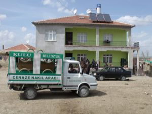 Kovaya baş aşağı düşerek boğuldu