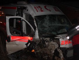 Ambulans kaza yaptı dört kişi yaralandı