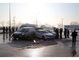 100e yakın araç birbirine girdi