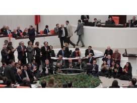 HDP’lilerden mecliste 6.5 saatlik oturma eylemi