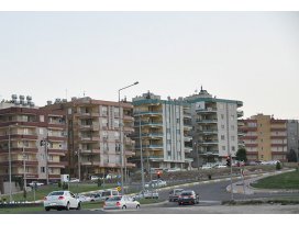 Yabancılar konuttan vazgeçmiyor